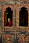 monje budista ventana Bhutan