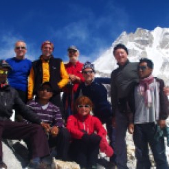 excursionistas con sherpa manaslu