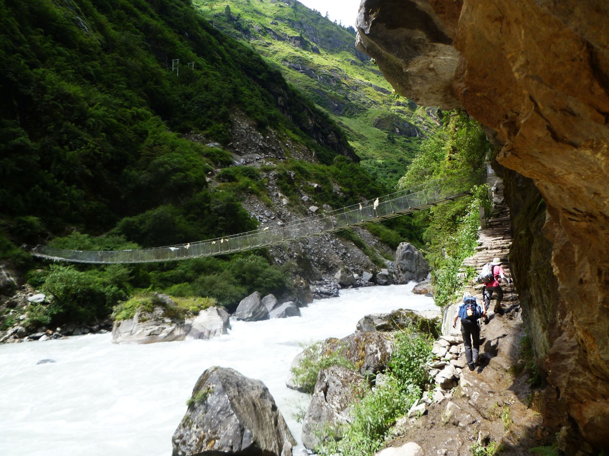 Cruzar el puente colgante en el circuito de Annapurna